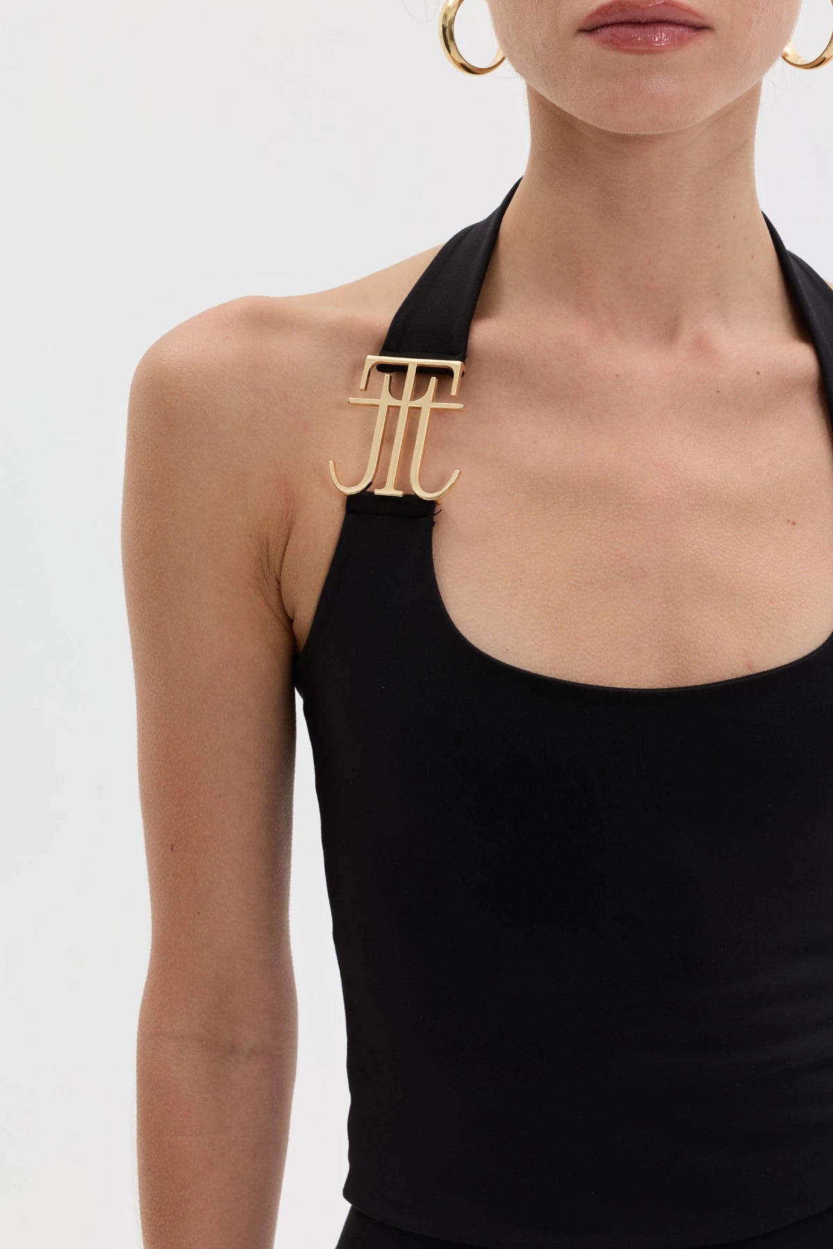 FORM HALTER YAKA LOGOLU CROP TOP